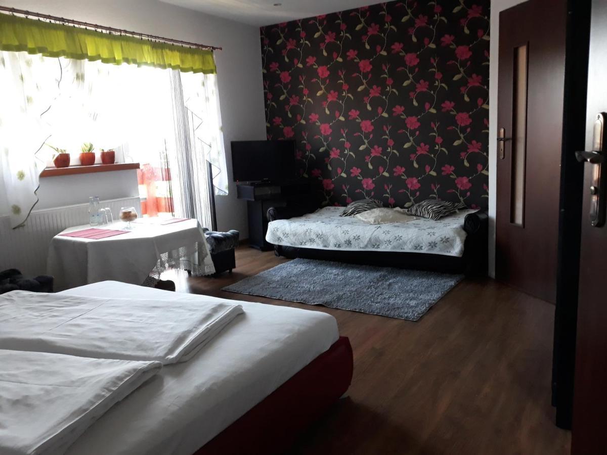 Pod Piramida Villa Ługniany Exteriör bild